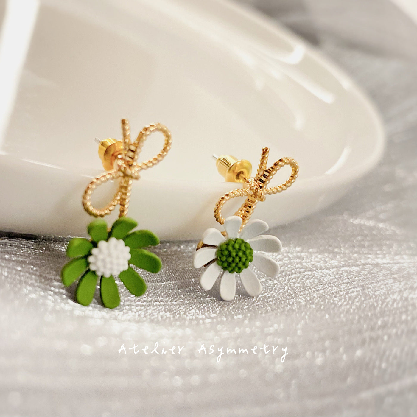 Mismatched Green and White Daisy Stud Earrings 